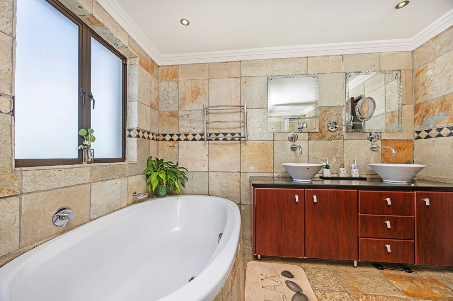 4 Bedroom Property for Sale in Van Riebeeckshof Western Cape